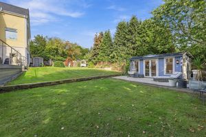 LAKESIDE LODGE- click for photo gallery